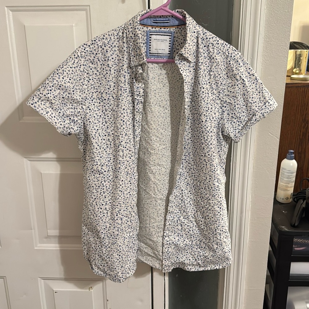 Gently worn. Floral men’s short sleeve button down shirt small